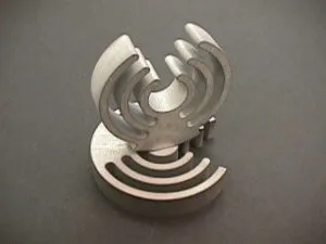 taglio a getto d'acqua del metallo