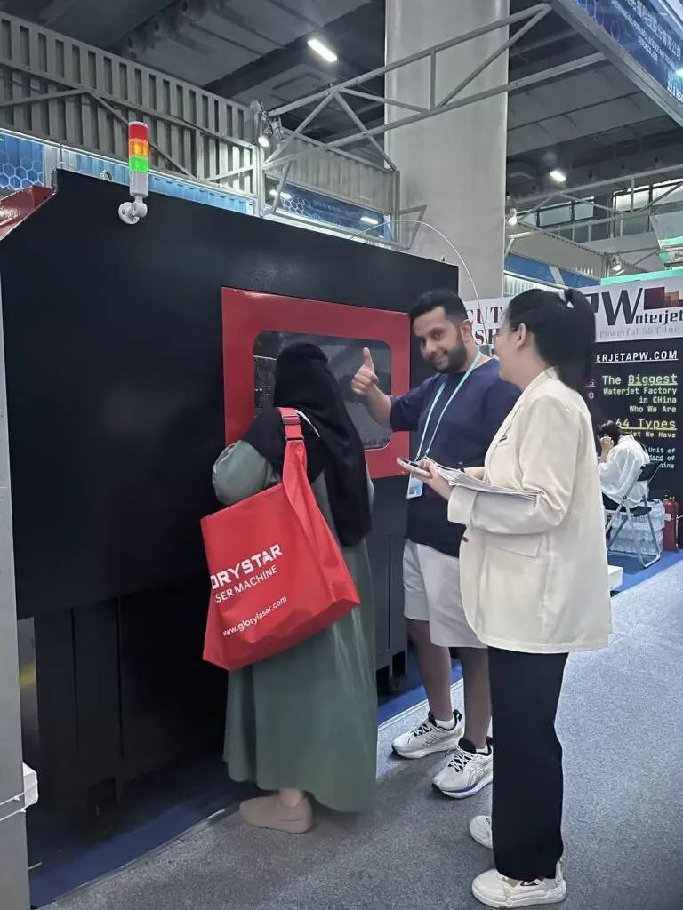 قاطعة نفاثة مائية في معرض كانتون