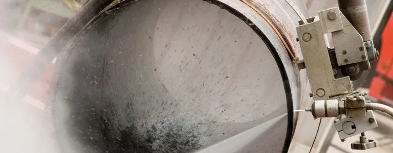 Taglio di tubi con getto d'acqua